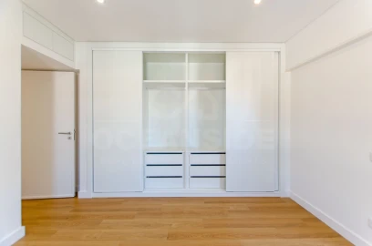 Apartamento T3 para Venda em Carcavelos e Parede