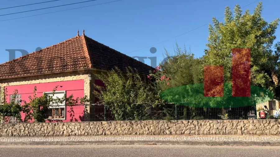 Moradia T4 para Venda em São João da Ribeira e Ribeira de São João