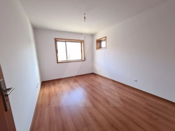 Apartamento T2 para Arrendamento em Aradas