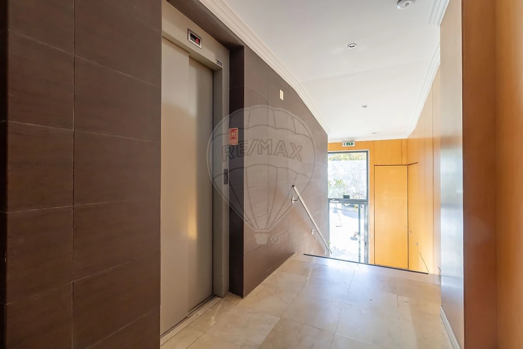 Apartamento T2 para Venda em Santo António dos Cavaleiros e Frielas Foto 2
