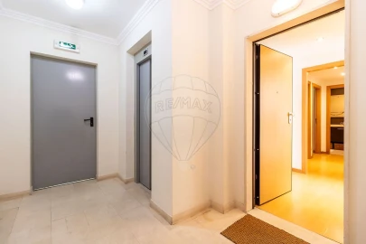 Apartamento T2 para Venda em Santo António dos Cavaleiros e Frielas