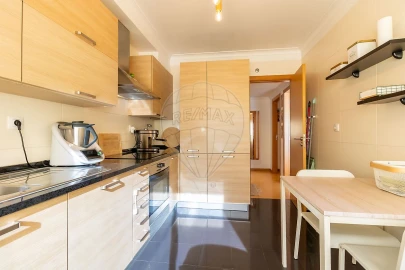 Apartamento T2 para Venda em Santo António dos Cavaleiros e Frielas