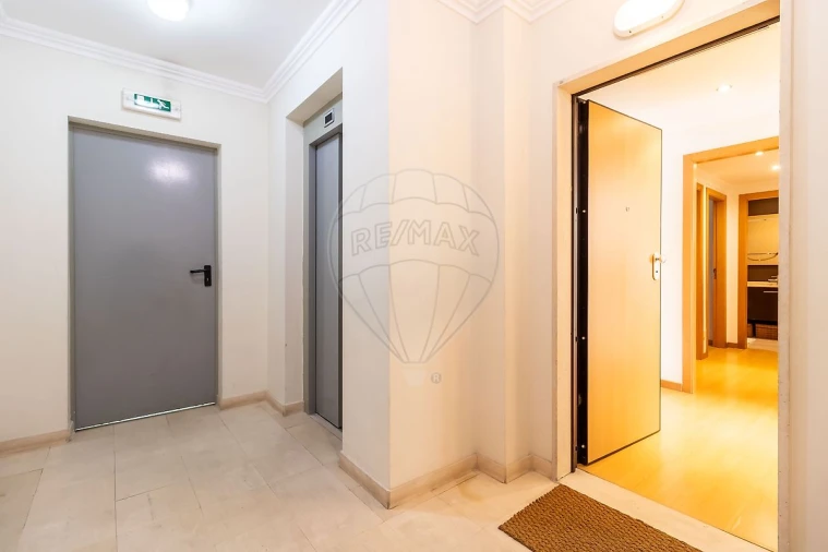 Apartamento T2 para Venda em Santo António dos Cavaleiros e Frielas Foto 3