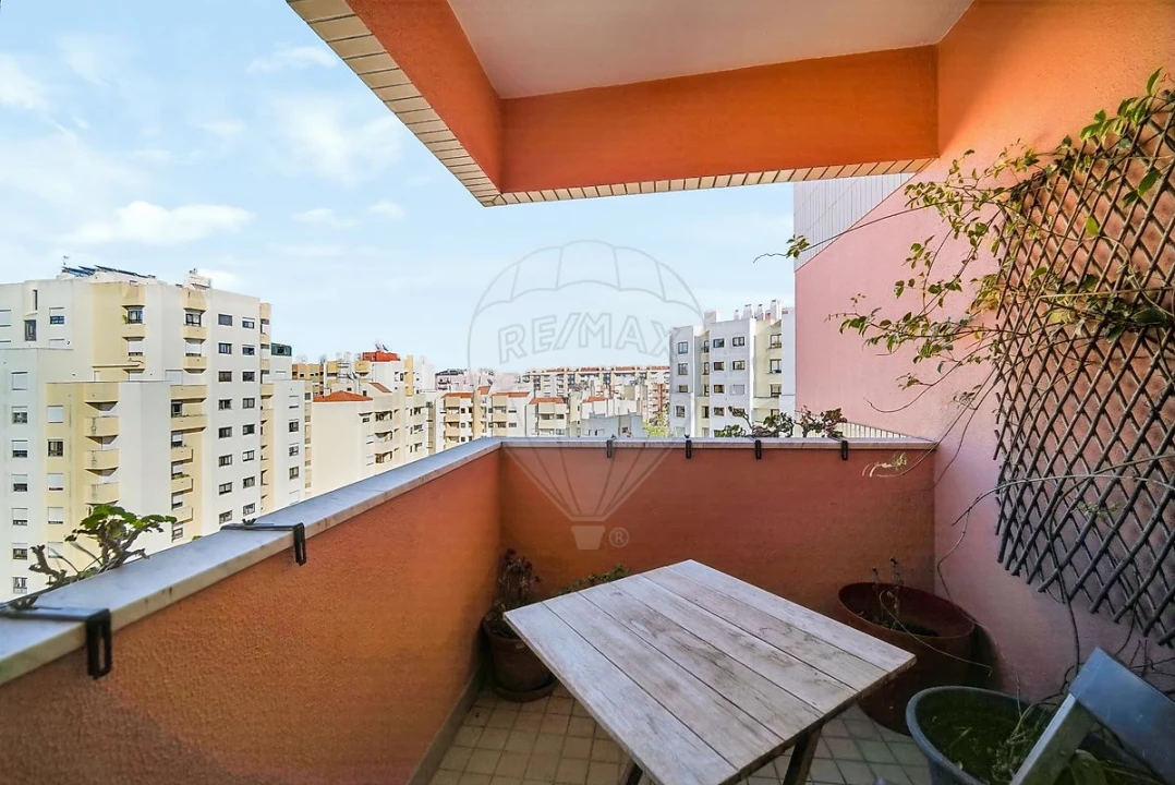 Apartamento T4 para Venda em Carnide Foto 4