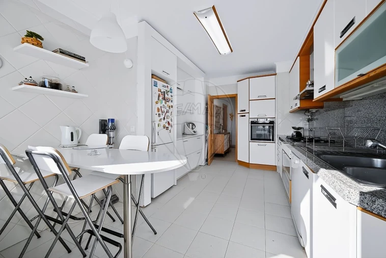 Apartamento T4 para Venda em Carnide Foto 6