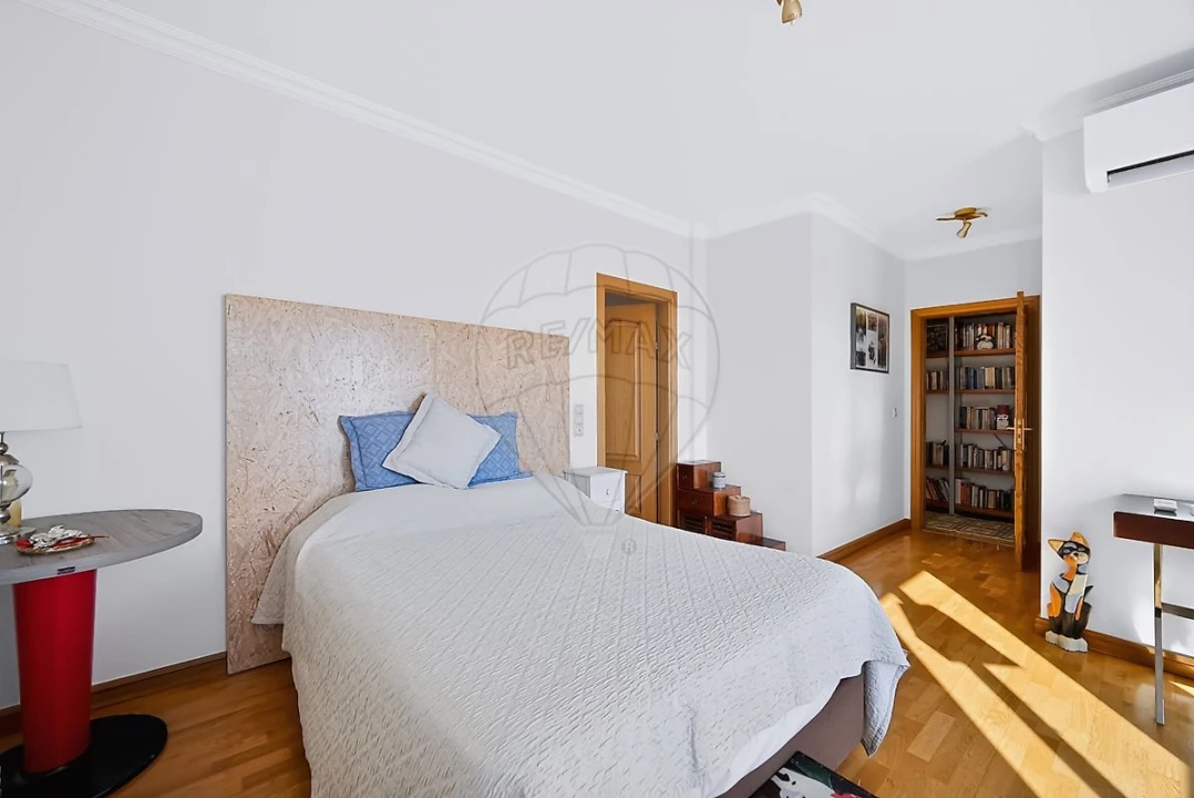 Apartamento T4 para Venda em Carnide Foto 11