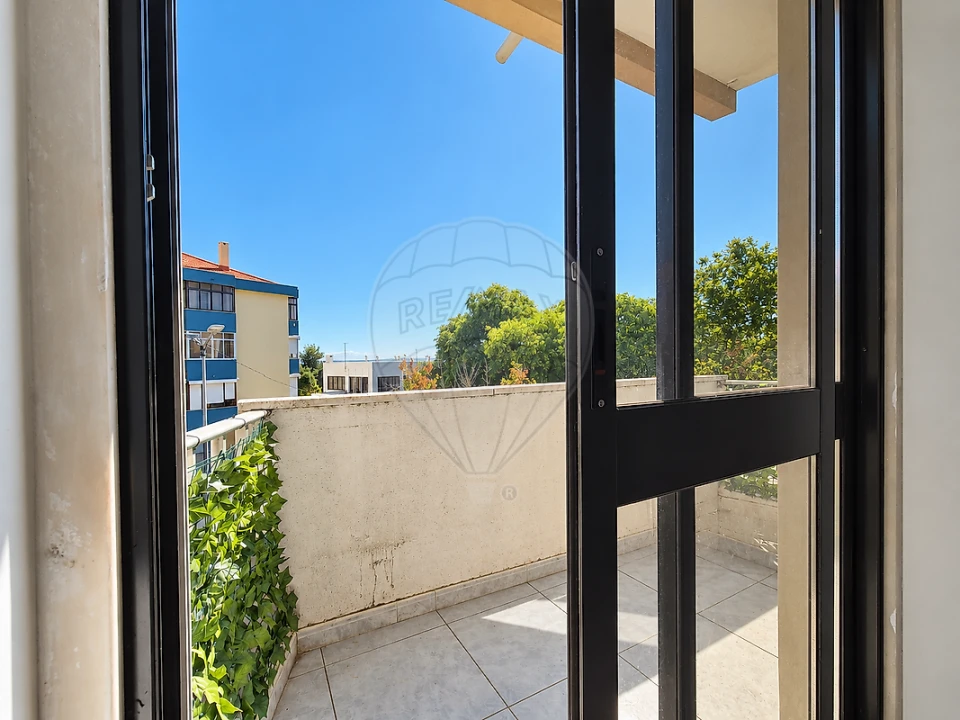 Apartamento T2 para Venda em Póvoa de Santa Iria e Forte da Casa Foto 3