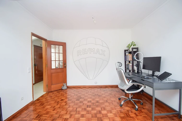 Apartamento T2 para Venda em Rio de Mouro Foto 4