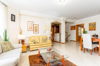 Moradia T4 para Venda em Charneca de Caparica e Sobreda