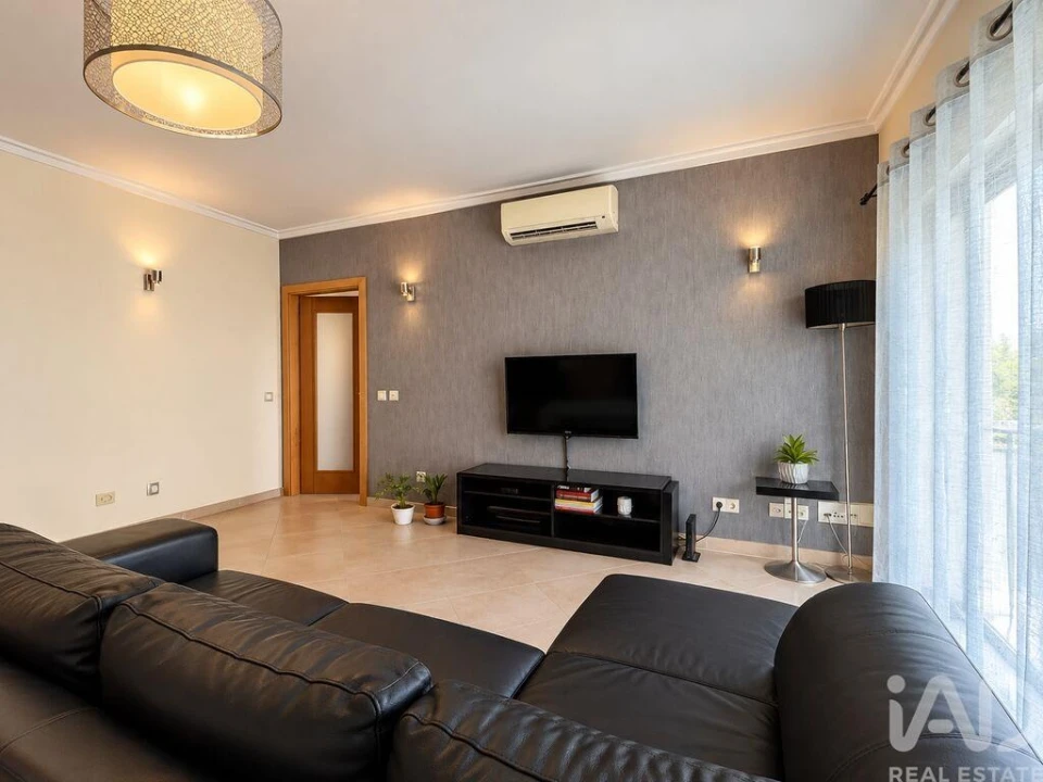 Apartamento T2 para Venda em Quelfes Foto 4