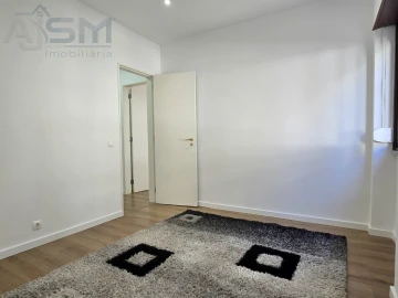 Apartamento T2 para Arrendamento em Carnaxide e Queijas