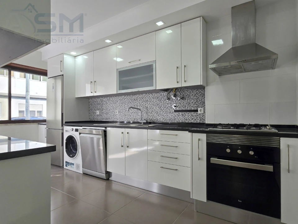 Apartamento T2 para Arrendamento em Carnaxide e Queijas Foto 2