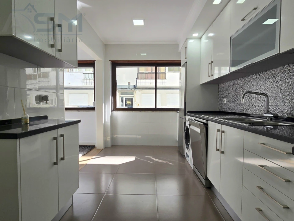 Apartamento T2 para Arrendamento em Carnaxide e Queijas Foto 4