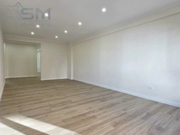 Apartamento T2 para Venda em Massamá e Monte Abraão
