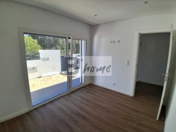 Moradia T4 para Venda em Laranjeiro e Feijó