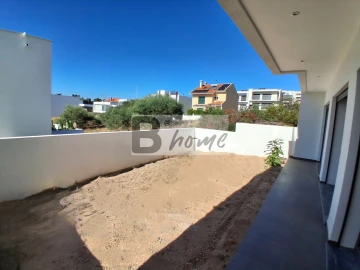 Moradia T4 para Venda em Laranjeiro e Feijó