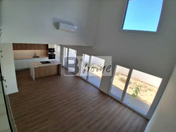Moradia T4 para Venda em Laranjeiro e Feijó