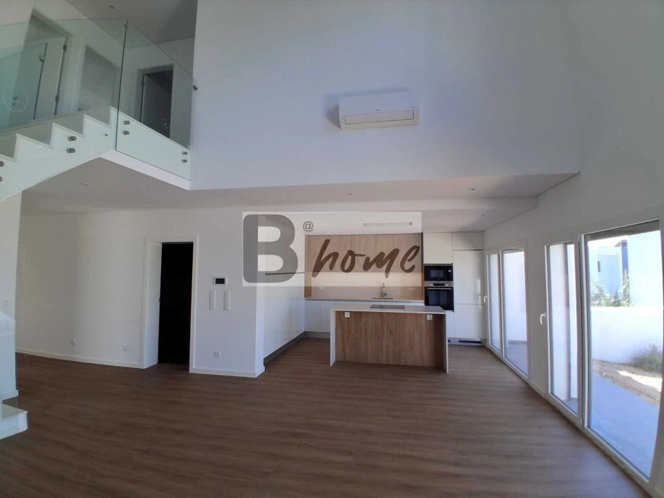 Moradia T4 para Venda em Laranjeiro e Feijó Foto 5