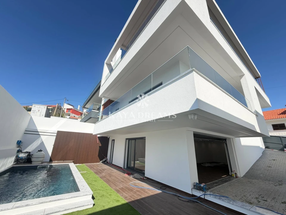 Moradia T5 para Venda em Pontinha e Famões Foto 1