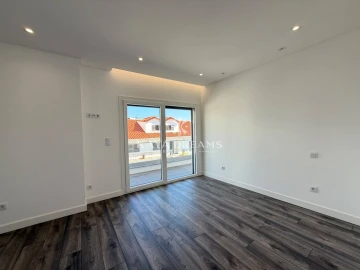 Moradia T5 para Venda em Pontinha e Famões