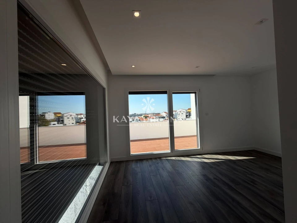 Moradia T5 para Venda em Pontinha e Famões Foto 16