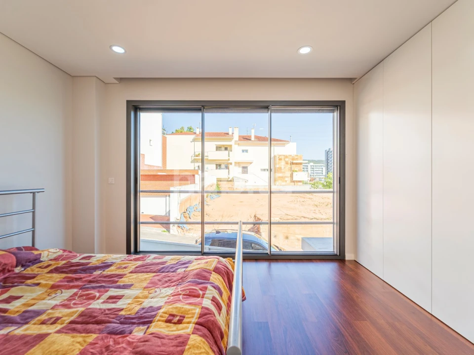 Moradia T4 para Venda em Santo Antonio dos Olivais Foto 25