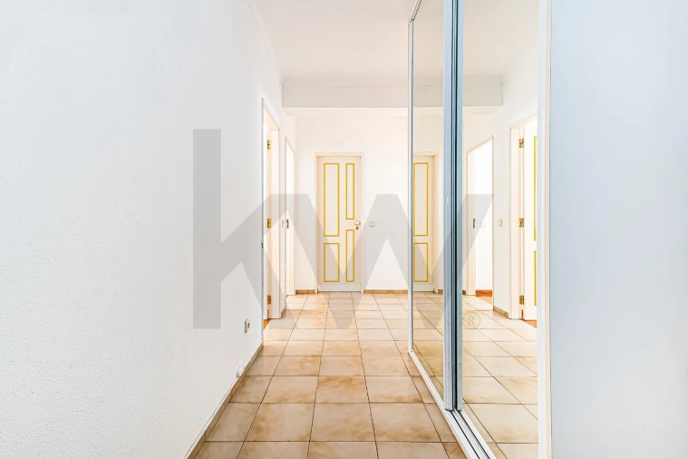 Apartamento T3 para Arrendamento em Armação de Pera Foto 2
