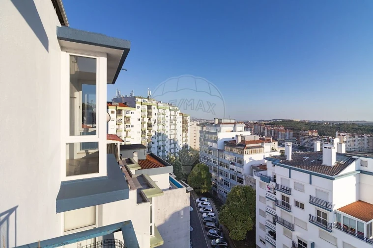 Apartamento T3 para Venda em Rio de Mouro Foto 17