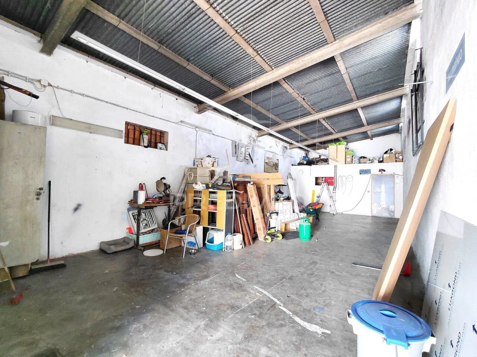 Armazém para Venda em Quelfes Foto 3