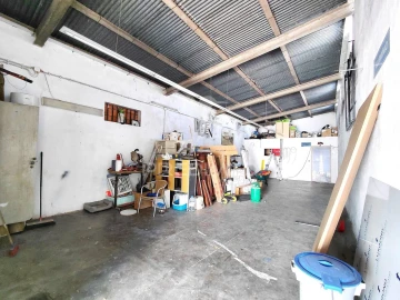 Armazém para Venda em Quelfes