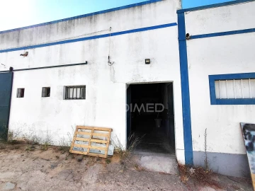 Armazém para Venda em Quelfes