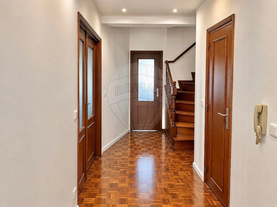 Apartamento T4 para Venda em Santa Marinha e São Pedro da Afurada Foto 1