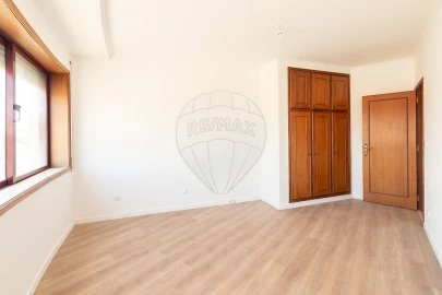 Apartamento T4 para Venda em Escapães