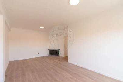 Apartamento T4 para Venda em Escapães