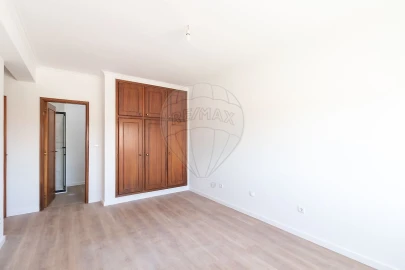 Apartamento T4 para Venda em Escapães