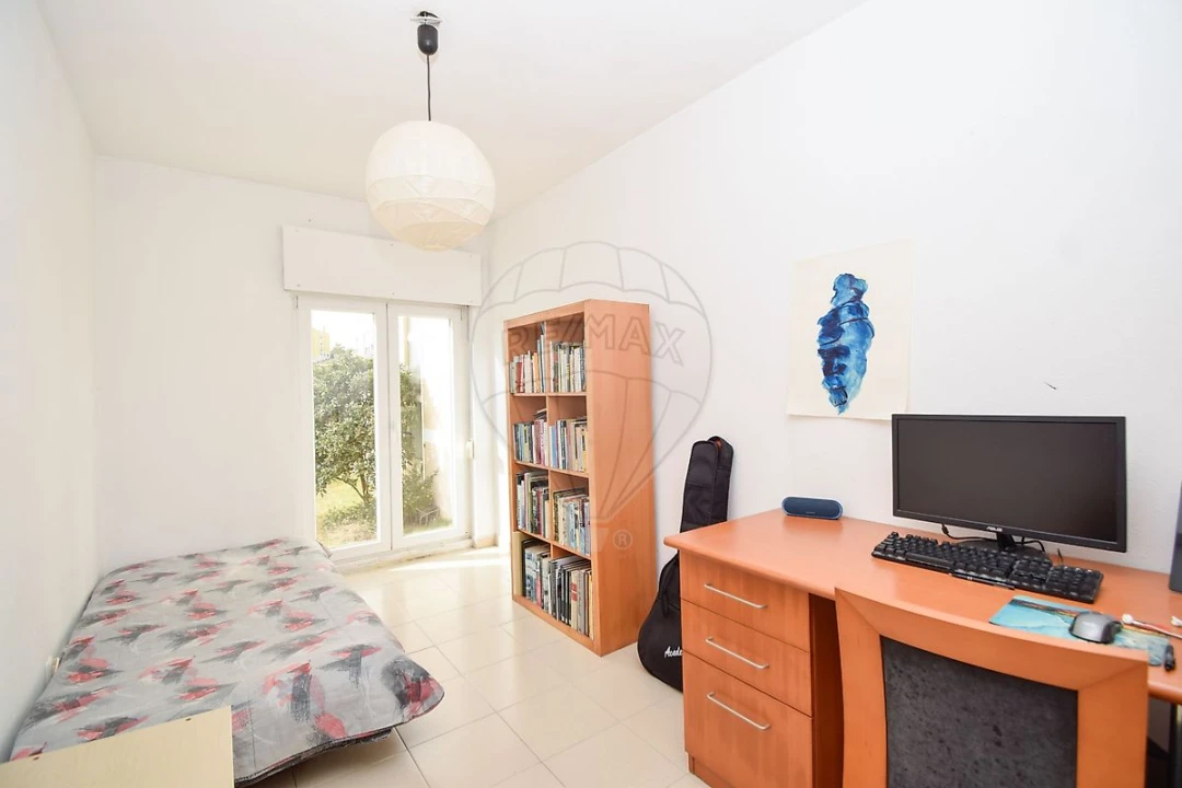Apartamento T2 para Venda em Rio de Mouro Foto 3