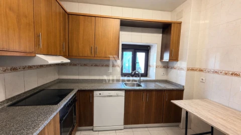 Moradia T4 para Venda em Mazarefes e Vila Fria