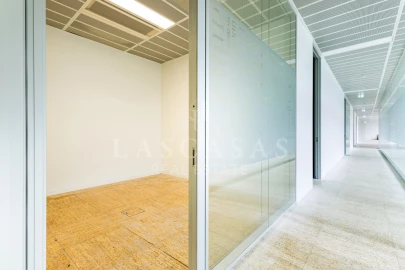 Prédio para Arrendamento em Porto Salvo