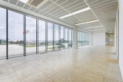 Prédio para Arrendamento em Porto Salvo