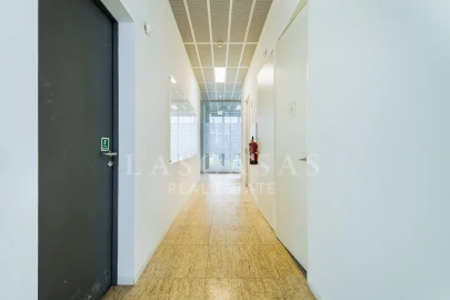 Prédio para Arrendamento em Porto Salvo