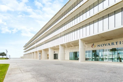 Prédio para Arrendamento em Porto Salvo