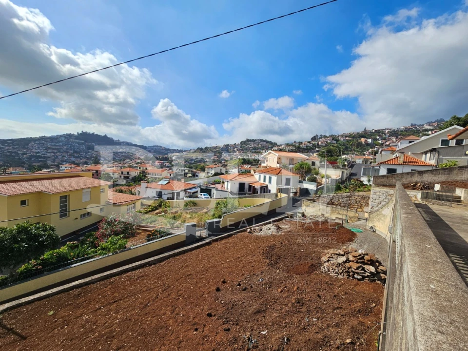 Moradia T3 para Venda em Santo Antonio Foto 3