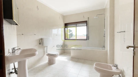 Apartamento T3 para Arrendamento em Covões e Camarneira