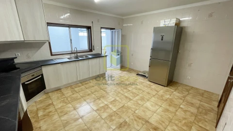 Apartamento T3 para Arrendamento em Covões e Camarneira