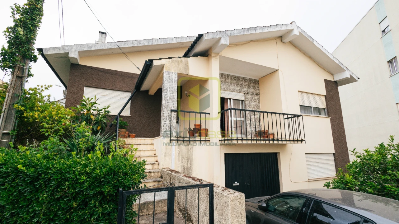 Moradia T3 para Venda em Santo Antonio dos Olivais Foto 1