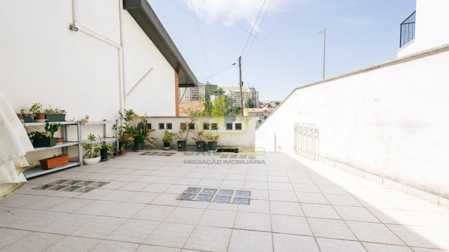 Moradia T4 para Venda em Santo Antonio dos Olivais Foto 78