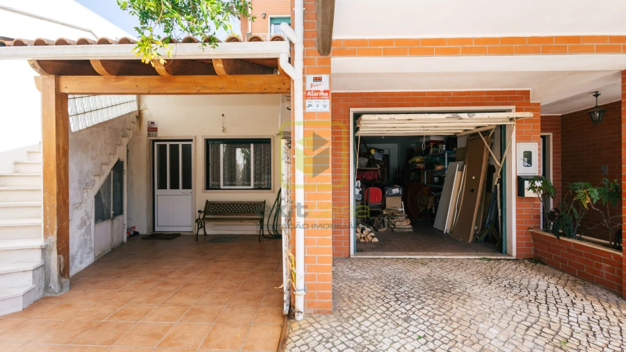 Moradia T4 para Venda em Santo Antonio dos Olivais Foto 2