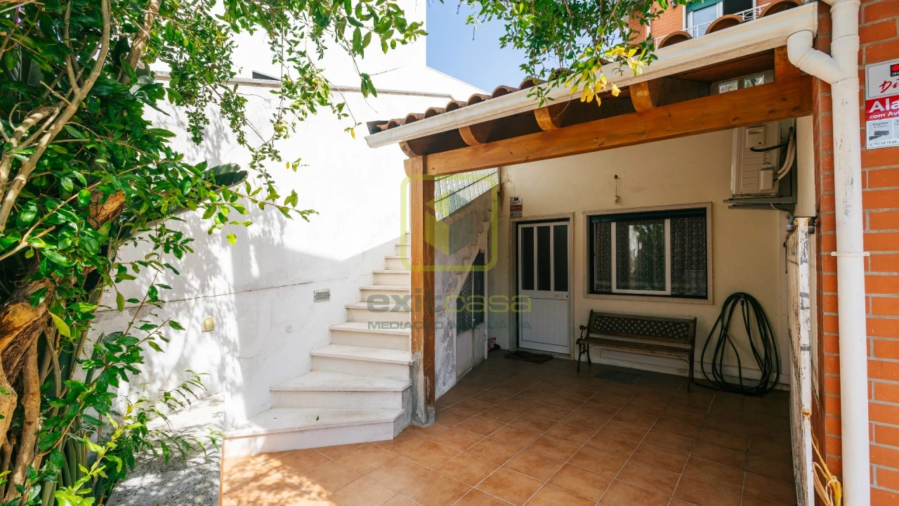 Moradia T4 para Venda em Santo Antonio dos Olivais Foto 3