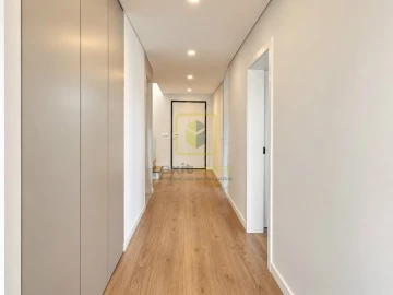 Moradia T4 para Venda em Santo Antonio dos Olivais