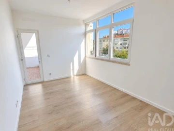 Apartamento T2 para Arrendamento em Agualva e Mira-Sintra